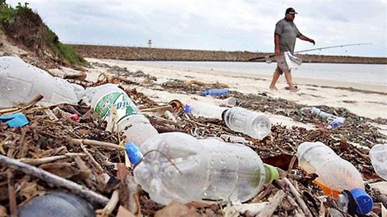 Πλαστικά απόβλητα: Τον κώδωνα του κινδύνου κρούει το Κοινοβούλιο