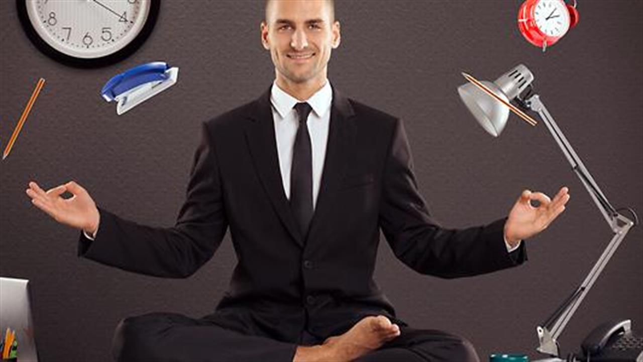 5 εύκολες στάσεις yoga για χαλάρωση στο γραφείο