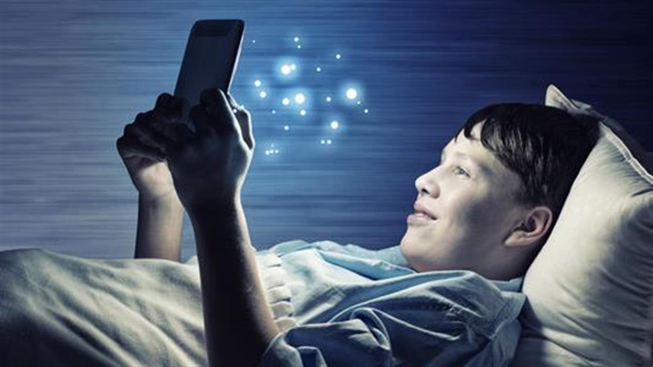 Οι οθόνες βλάπτουν τον ύπνο των παιδιών