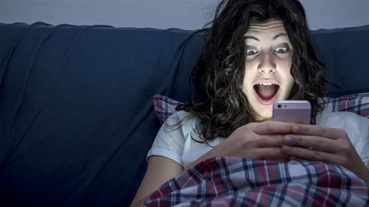 1 στους 3 ενήλικες τσεκάρει το κινητό του μέσα στη νύχτα