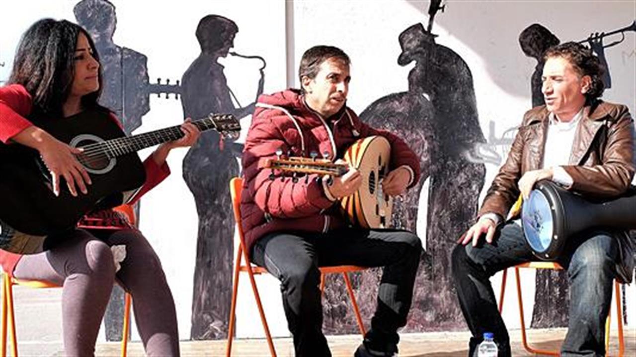 Μαθήματα μουσικής για τους πρόσφυγες μέσω του Ερυθρού Σταυρού