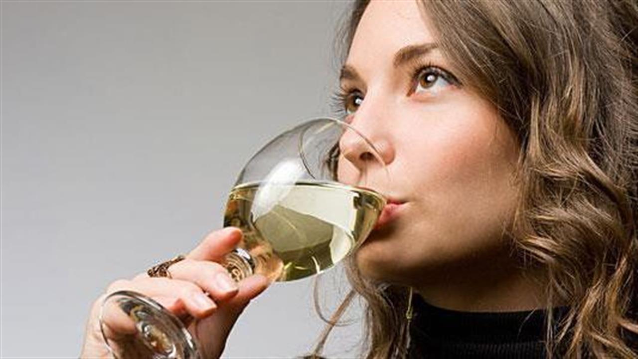 Τα συμπτώματα προεμμηνορυσιακού συνδρόμου συνδέονται με το επίπεδο κατανάλωσης αλκοόλ