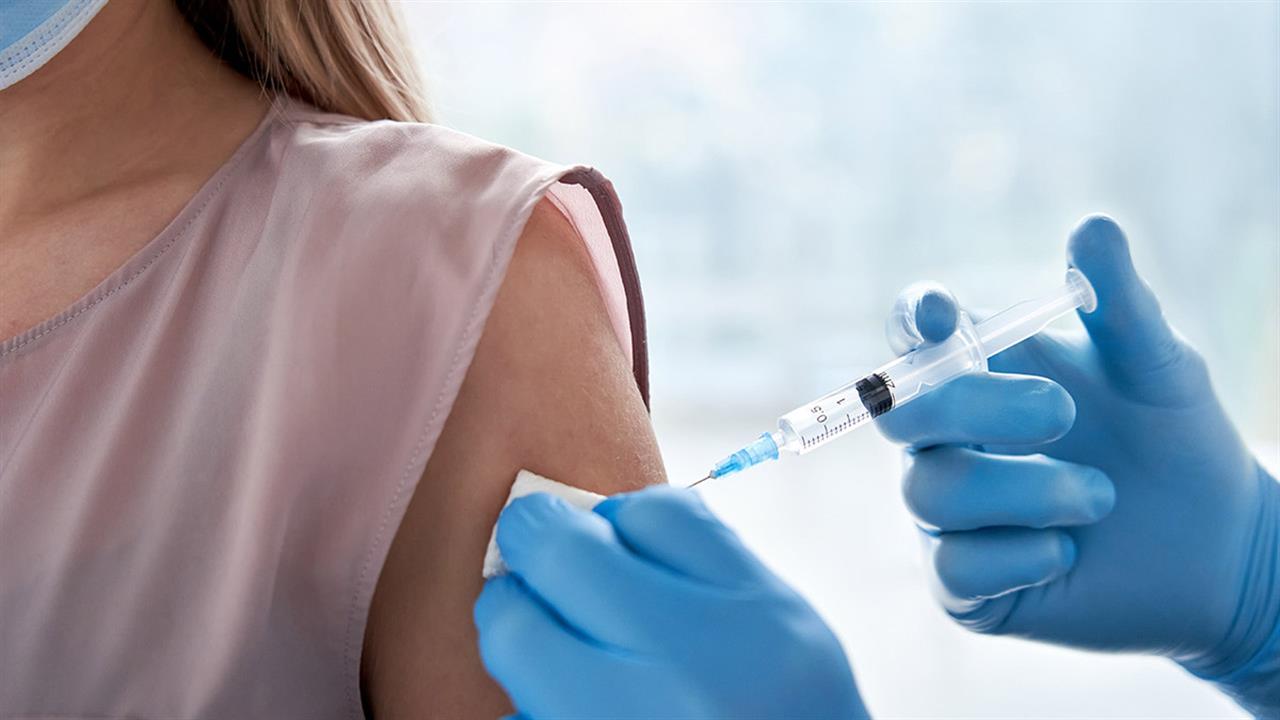 ΕΜΑ: Πιθανή σχέση του εμβολίου της Astrazeneca με πολύ σπάνιες θρομβώσεις
