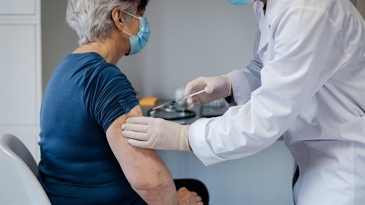 CDC: Τα εμβόλια για την covid-19 μειώνουν τον κίνδυνο νοσηλείας των ηλικιωμένων κατά 94%