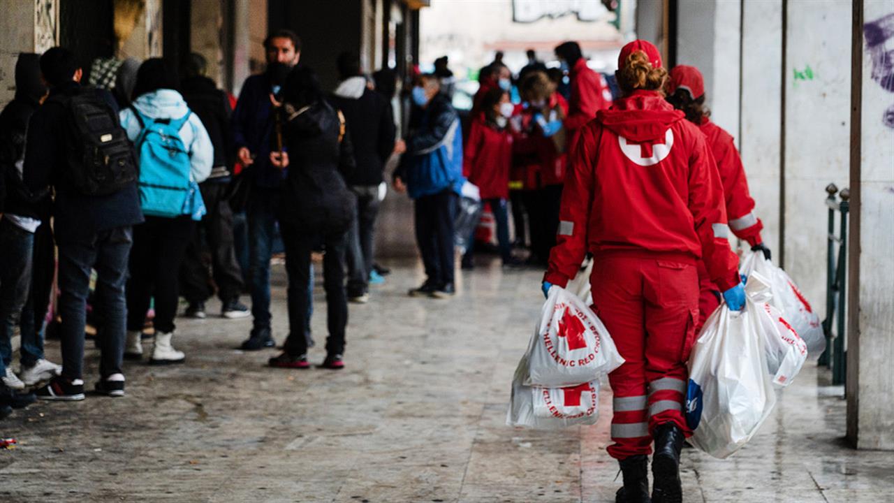 Ο Ελληνικός Ερυθρός Σταυρός οργανώνει δράση ενεργητικής προσέγγισης αστέγων στο λιμάνι του Πειραιά