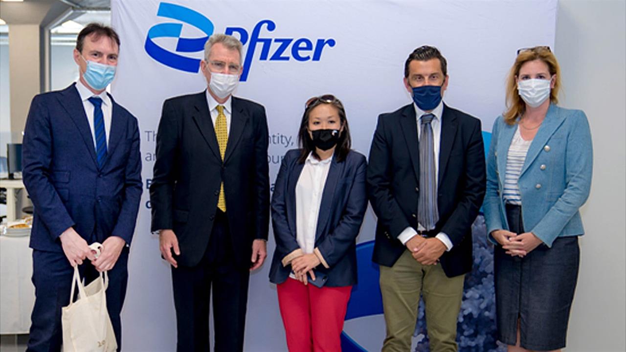 O πρέσβης και η πρόξενος των ΗΠΑ στην Ελλάδα επισκέφτηκαν το  Κέντρο Ψηφιακής Καινοτομίας της Pfizer