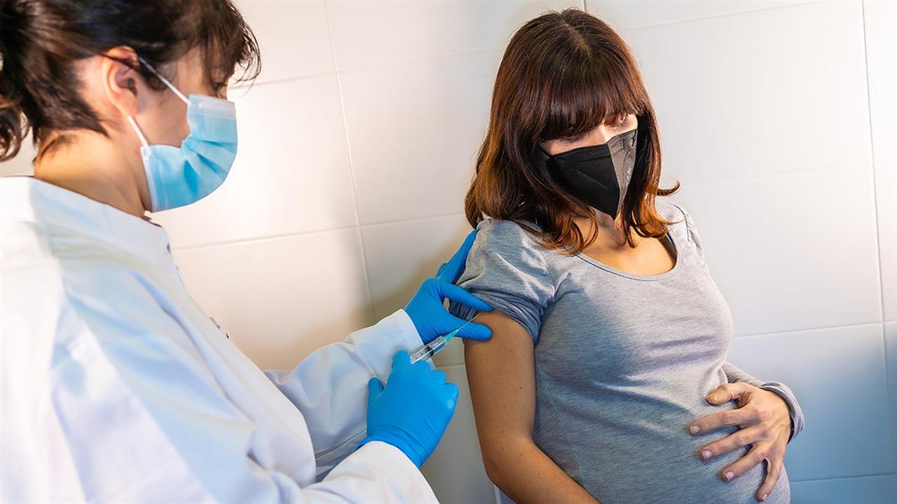 Οι εμβολιασμένες έγκυες γυναίκες νοσούν λιγότερο από Covid - 19