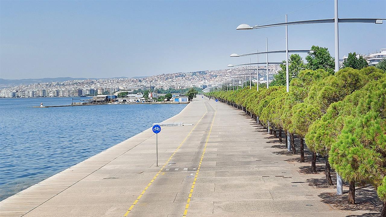 Θεσσαλονίκη: Η νέα παραλία με 42 βαθμούς υπό σκιάν [φωτορεπορτάζ]