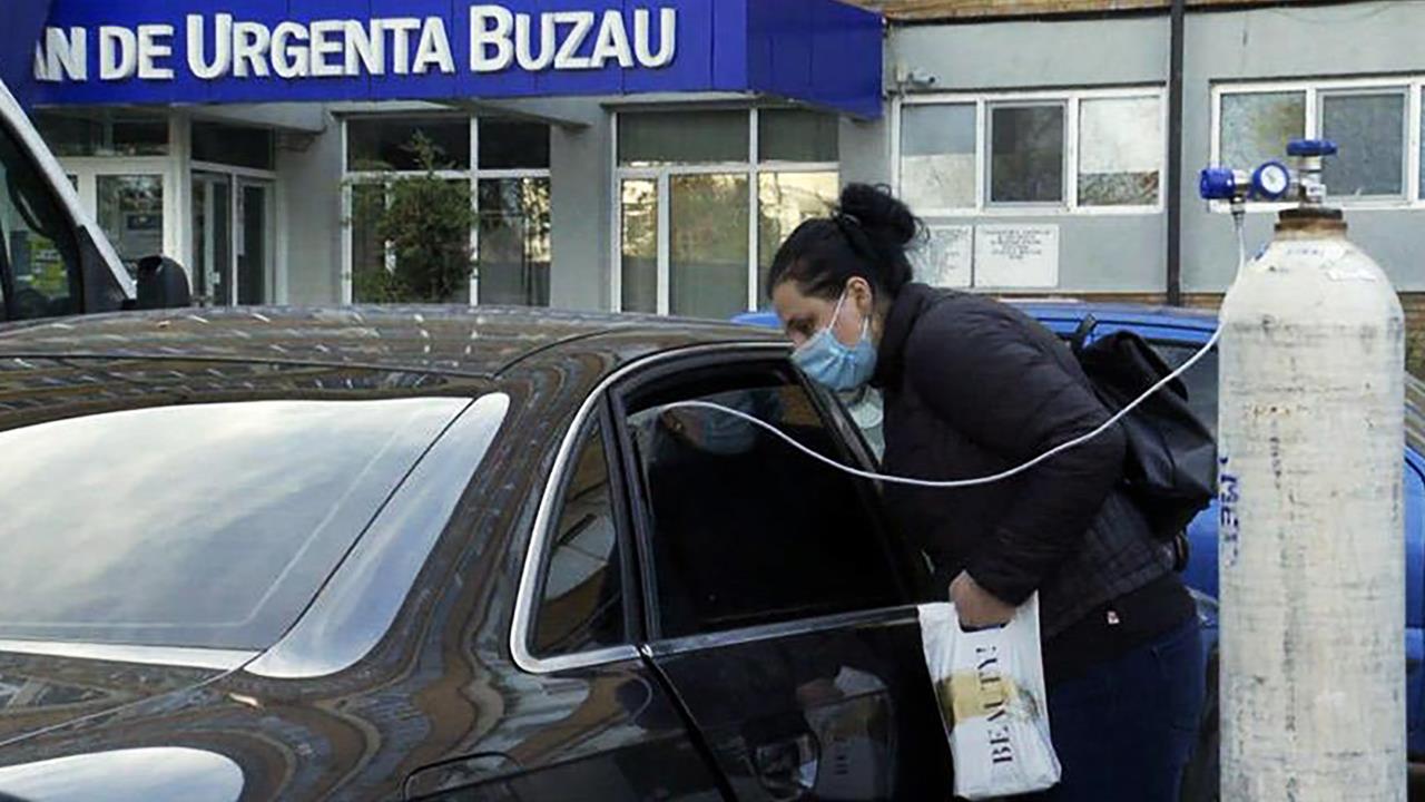 Χάος στη Ρουμανία: Ασθενείς νοσηλεύονται σε Ι.Χ. με φιάλες οξυγόνου