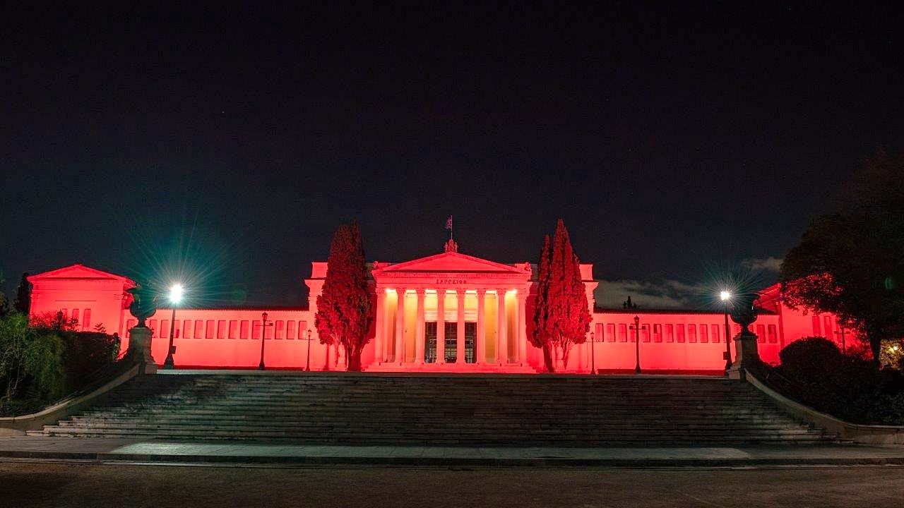 Το Ζάππειο Μέγαρο φωταγωγήθηκε κόκκινο στο πλαίσιο της εκστρατείας ενημέρωσης για την οστεοπόρωση Γερά Οστά