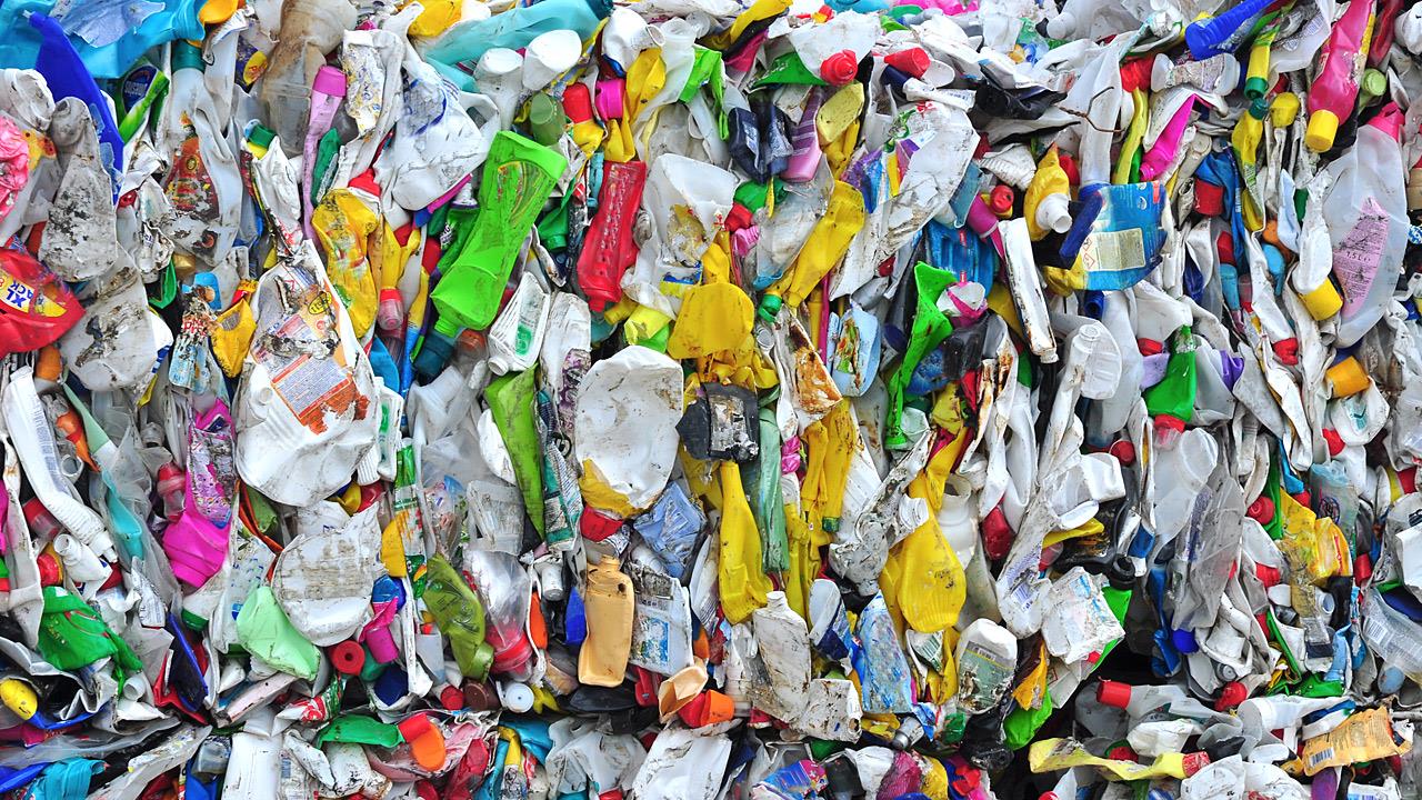 Η πανδημία οδήγησε σε 8,4 εκατομμύρια τόνους επιπλέον πλαστικών αποβλήτων