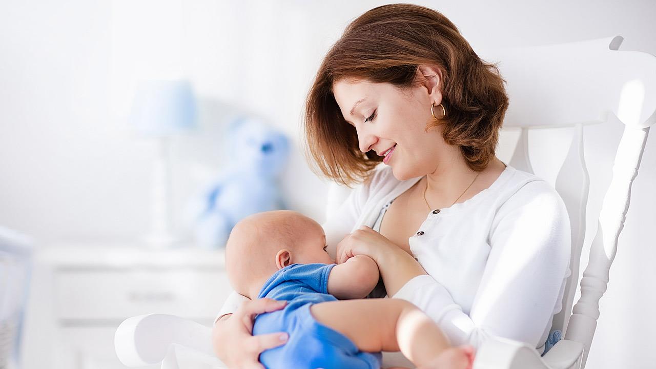 Μελέτη: Ο μητρικός θηλασμός προσφέρει στο βρέφος προστασία έναντι της λοίμωξης από τον νέο κορωνοϊό
