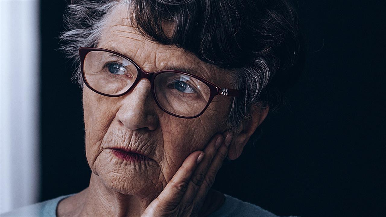 Alzheimer: Κλέβει και την υγιή κοινωνική ζωή