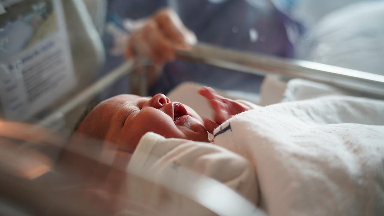 Ένας στους 5 γονείς αποχωρίστηκε πλήρως το πρόωρο και άρρωστο νεογέννητο παιδί του κατά τη διάρκεια της πανδημίας COVID-19