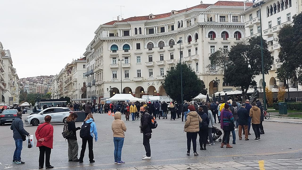 Ουρές στο εμβολιαστικό Black Fridayστη Θεσσαλονίκη