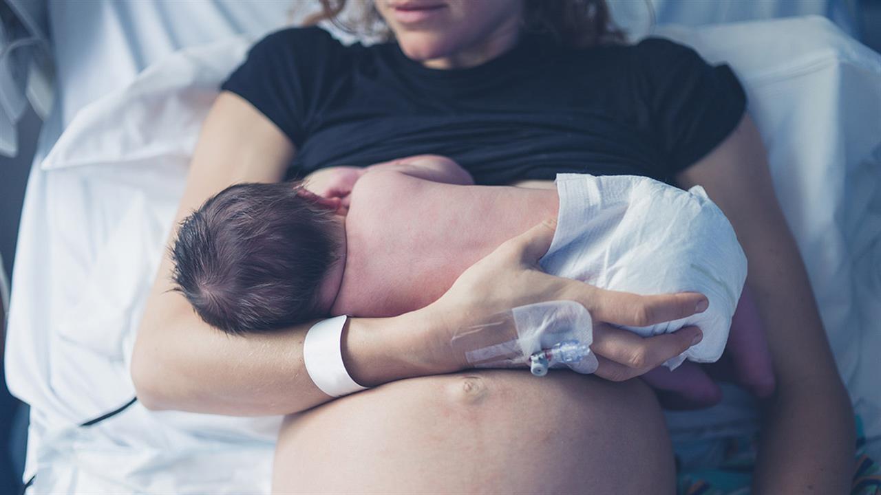 Πίεση υπουργείου Υγείας στα μαιευτήρια για μητρικό θηλασμό [εγκύκλιος]