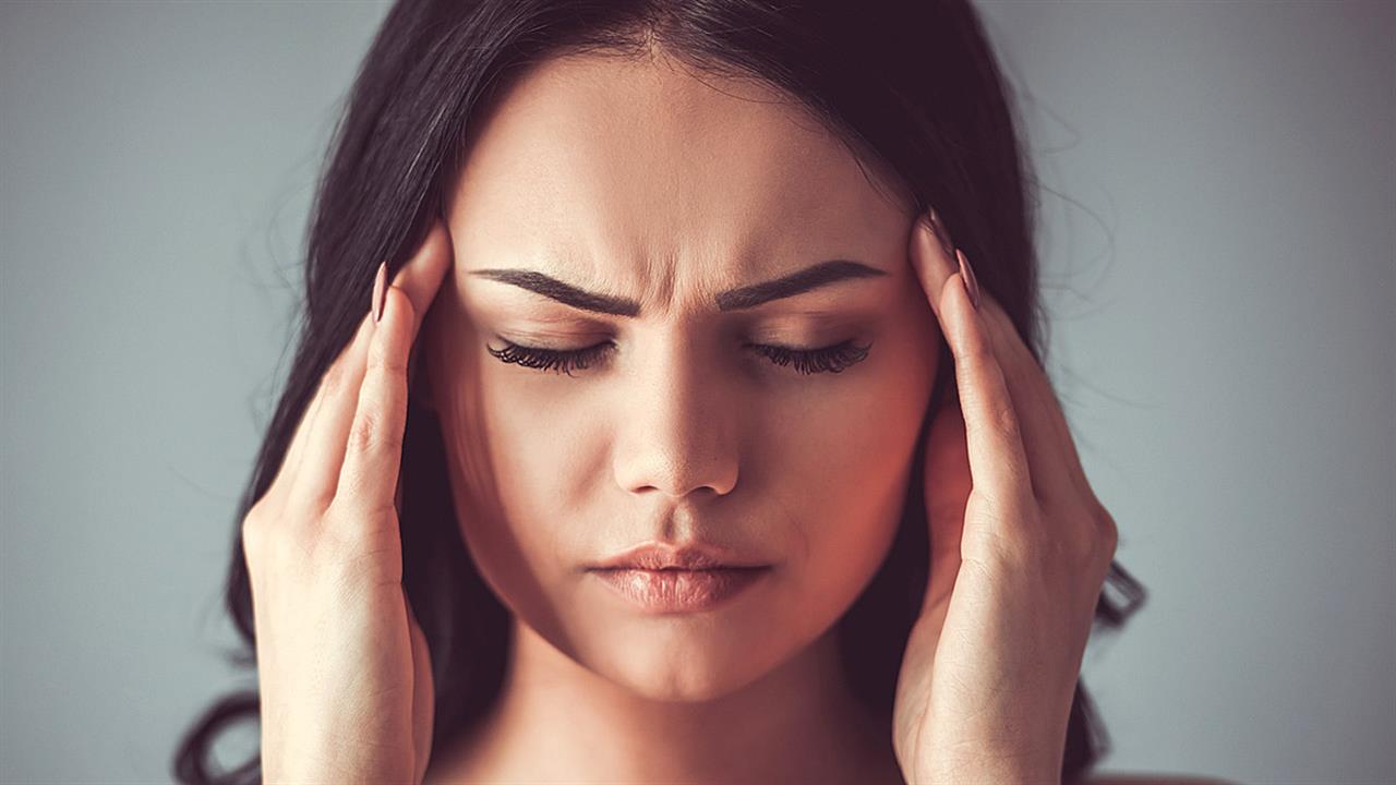 9 παράξενες αιτίες που έχουμε πονοκέφαλο