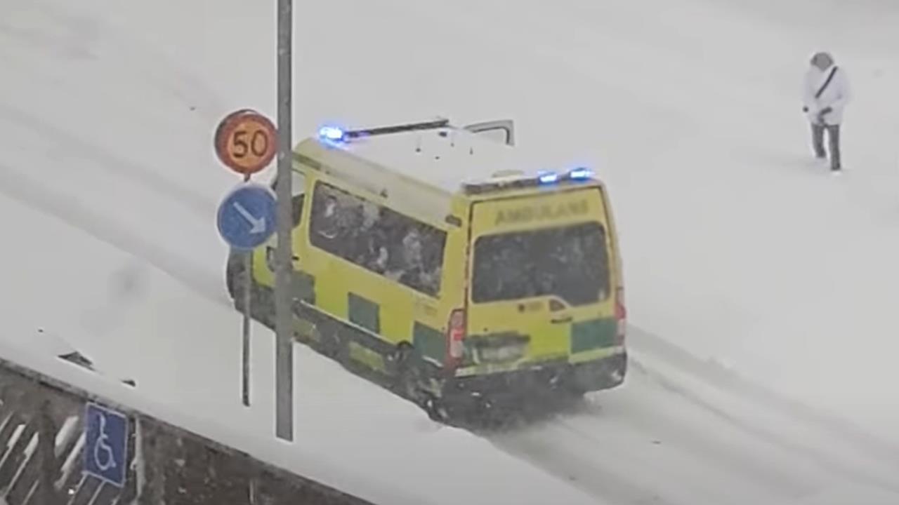 Σοβαρά προβλήματα μετακίνησης των ασθενοφόρων λόγω των χιονισμένων δρόμων