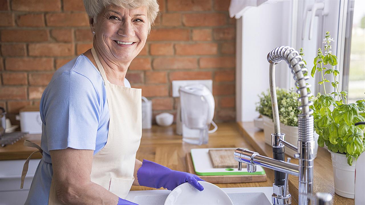 Ακόμα και το πλύσιμο των πιάτων μπορεί να μειώσει τον κίνδυνο καρδιοπάθειας στις ηλικιωμένες