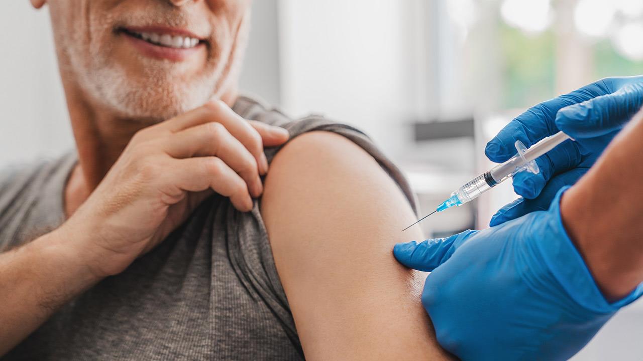 Έρευνα: Ο εμβολιασμός κατά της γρίπης συνδέεται με μείωση 40% του κινδύνου για Alzheimer