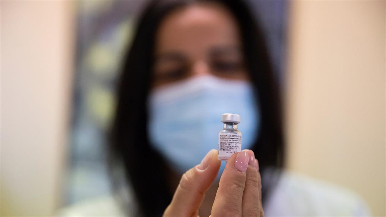 Εγκρίθηκε στο Ηνωμένο Βασίλειο το πρώτο διπλό εμβόλιο κατά της CoViD - Καλύπτει και την Όμικρον