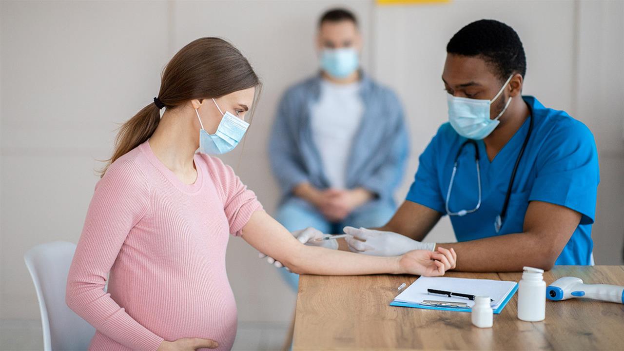 Τα εμβόλια της COVID-19 δεν αυξάνουν τον κίνδυνο αποβολής και έκτοπης εγκυμοσύνης