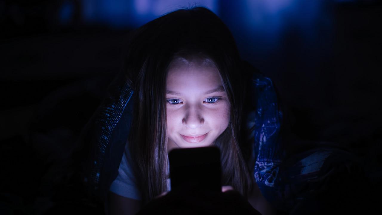 Η υπερβολική έκθεση στο φως των κινητών συνδέεται με πρόωρη έναρξη εφηβείας