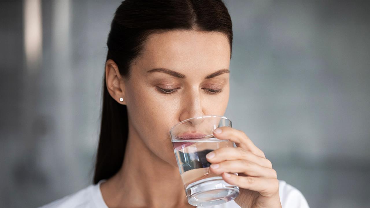 Πόσο νερό πρέπει να πίνουν άνδρες και γυναίκες [μελέτη]