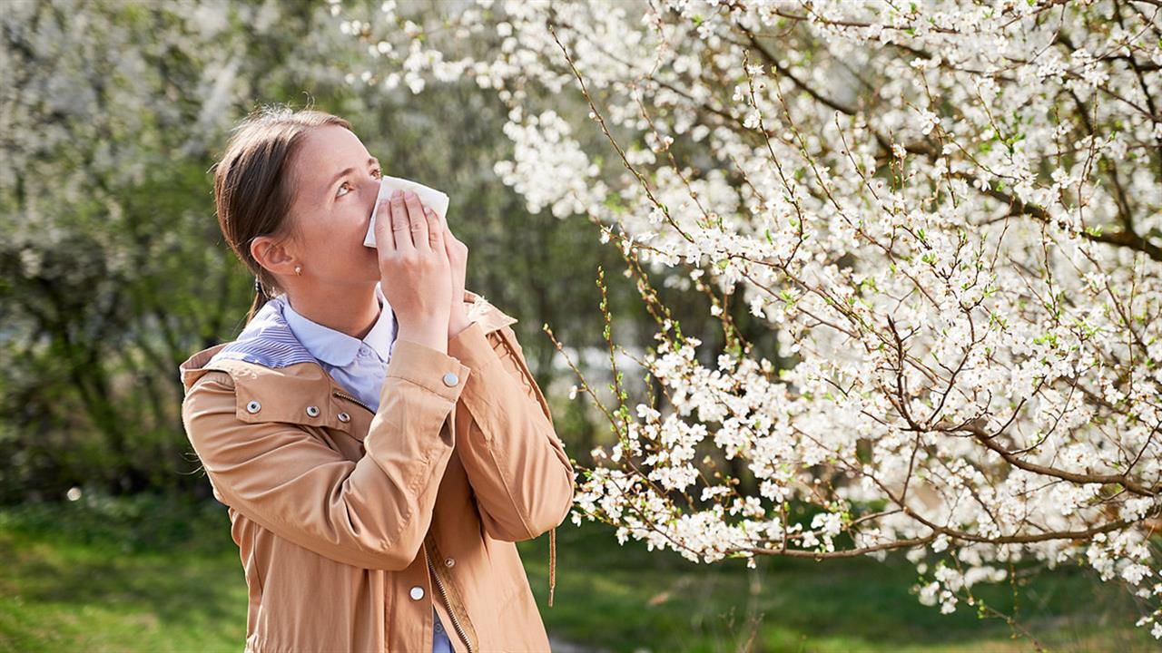 Γιατί οι αλλεργίες εμφανίζονται σε μεγαλύτερες ηλικίες - Η σχέση με τις ιώσεις