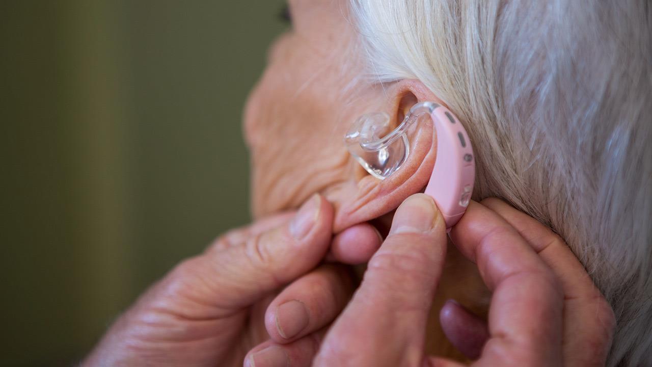 Τα ακουστικά βοηθήματα μειώνουν τις πιθανότητες εμφάνισης άνοιας;