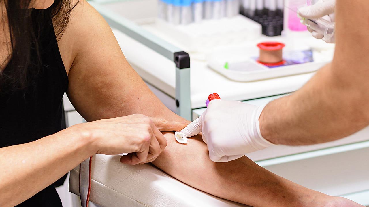 Εξετάσεις αίματος μπορούν να εντοπίσουν με ακρίβεια τους ασθενείς με long Covid [μελέτη]