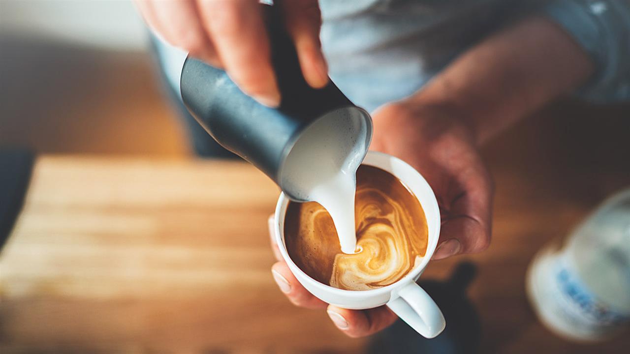 Πρέπει να πίνουμε καφέ με άδειο στομάχι;