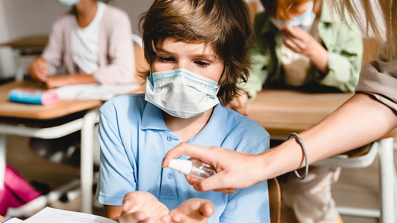 Νέες οδηγίες ΕΟΔΥ για τις λοιμώξεις από Κοξάκι - Τι πρέπει να γίνεται στα σχολεία