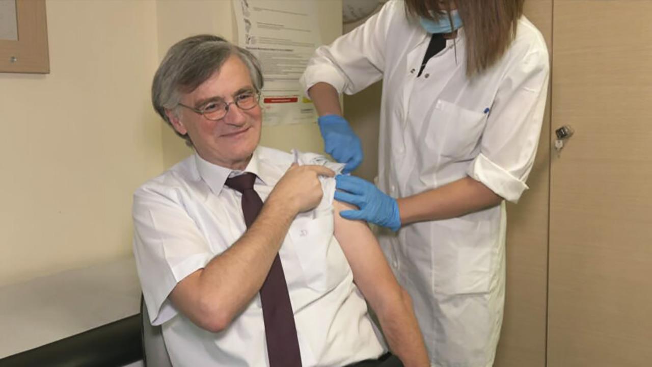 Ο Σωτήρης Τσιόδρας έλαβε το επικαιροποιημένο εμβόλιο κατά της CoViD