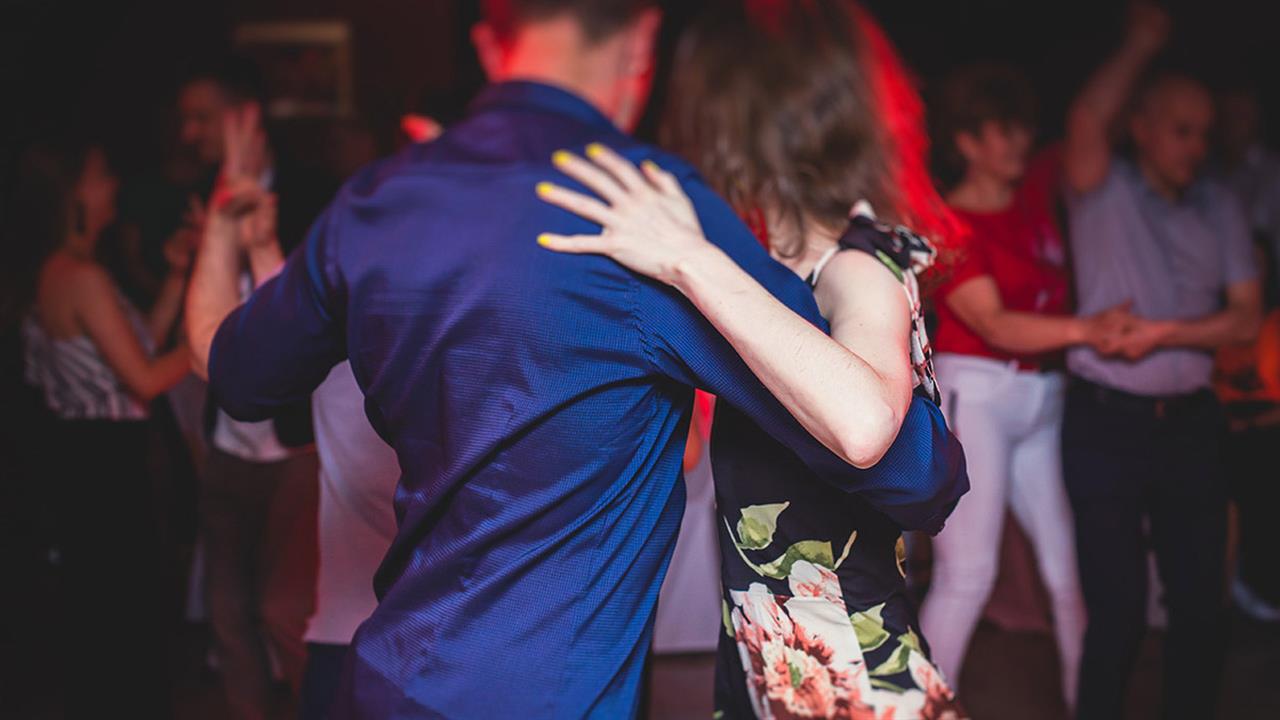Οι χοροί λάτιν μπορούν να δώσουν ζωή στους εορτασμούς και να ενισχύσουν την υγεία