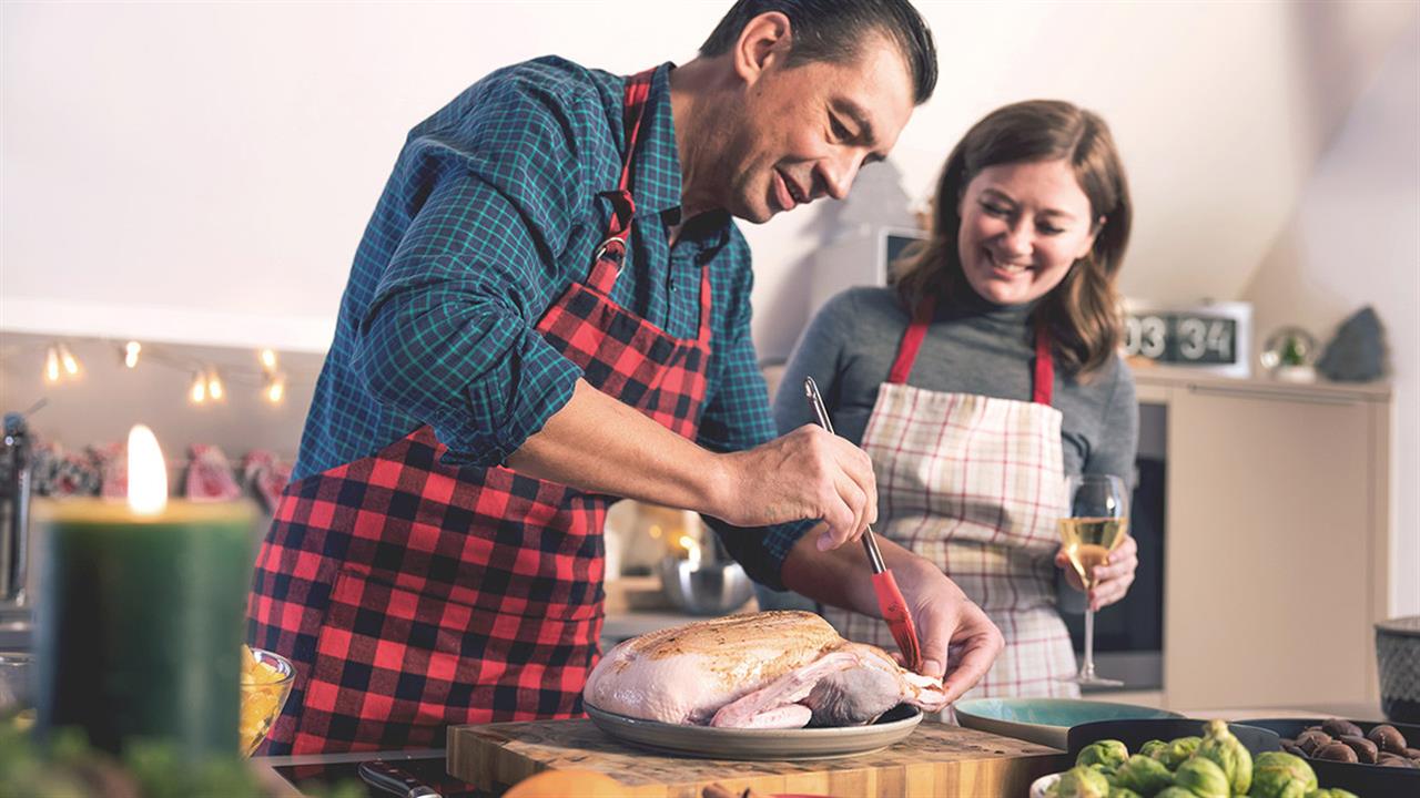 ΕΟΔΥ: Συμβουλές για ασφαλή χειρισμό του κρέατος κατά την προετοιμασία του χριστουγεννιάτικου γεύματος
