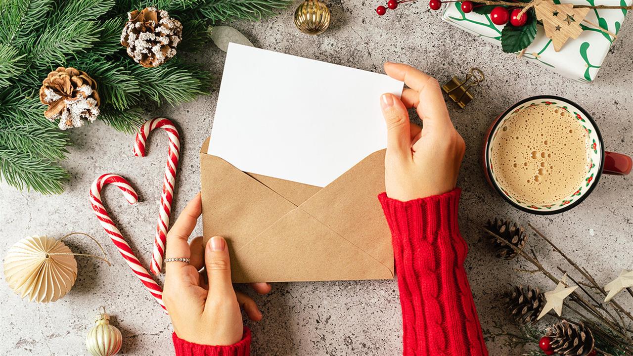Έρευνα: 8 στους 10 ανθρώπους δήλωσαν ότι οι πραγματικές χριστουγεννιάτικες κάρτες είναι πιο συναισθηματικές από τις ψηφιακές