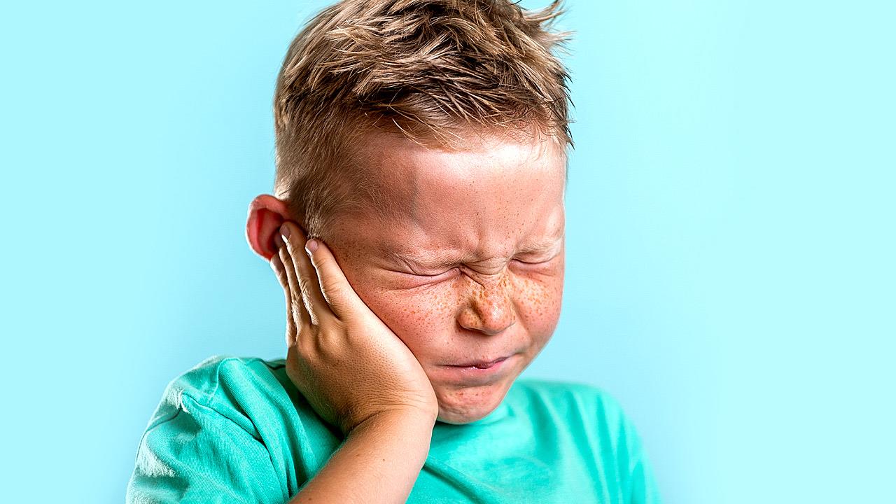 Χρόνιες λοιμώξεις στα αυτιά των παιδιών συνδέονται με προβλήματα στην ακουστική επεξεργασία και γλωσσική ανάπτυξη