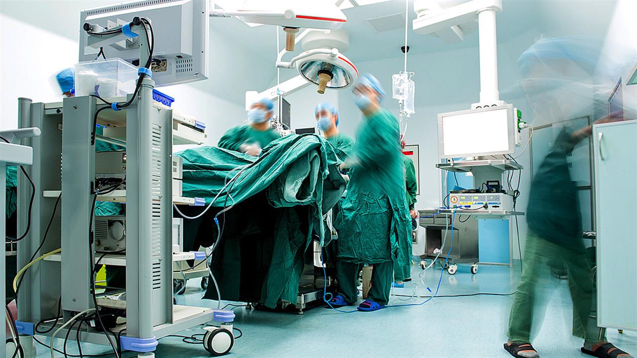 Μπήκε στο χειρουργείο για επέμβαση στο χέρι, βγήκε με έγκαυμα στο πόδι!