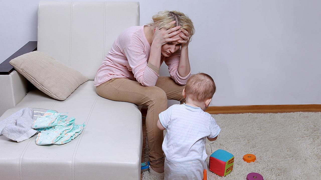 Μια στις επτά γυναίκες με επιλόχεια κατάθλιψη μετά τον τοκετό