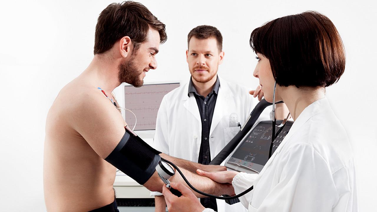 Αξονική στεφανιογραφία ή stress echo για την αρχική διερεύνηση της στεφανιαίας νόσου;