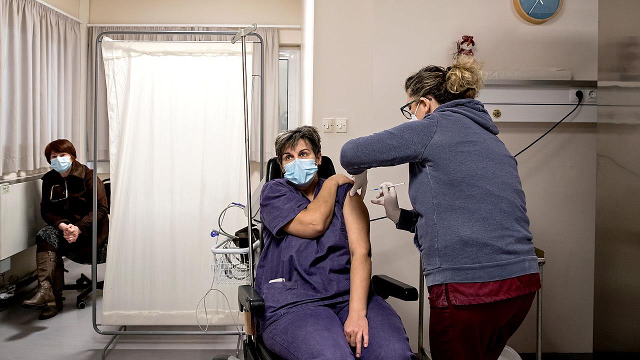 Πόσοι υγειονομικοί κάνουν το εμβόλιο κατά της γρίπης: Στοιχεία 2023 - 2025 [πίνακες]