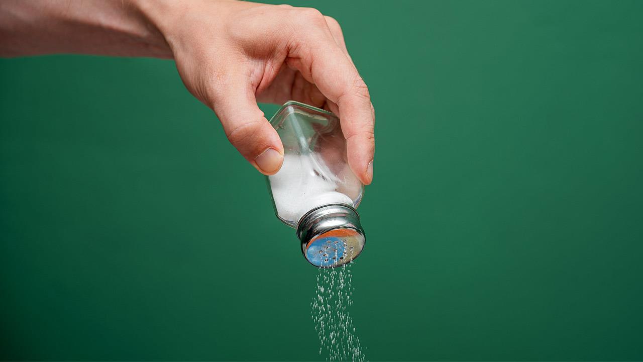 Η αλατιέρα στο τραπέζι σχετίζεται με κακή διατροφή και κινδύνους για την υγεία [μελέτη]