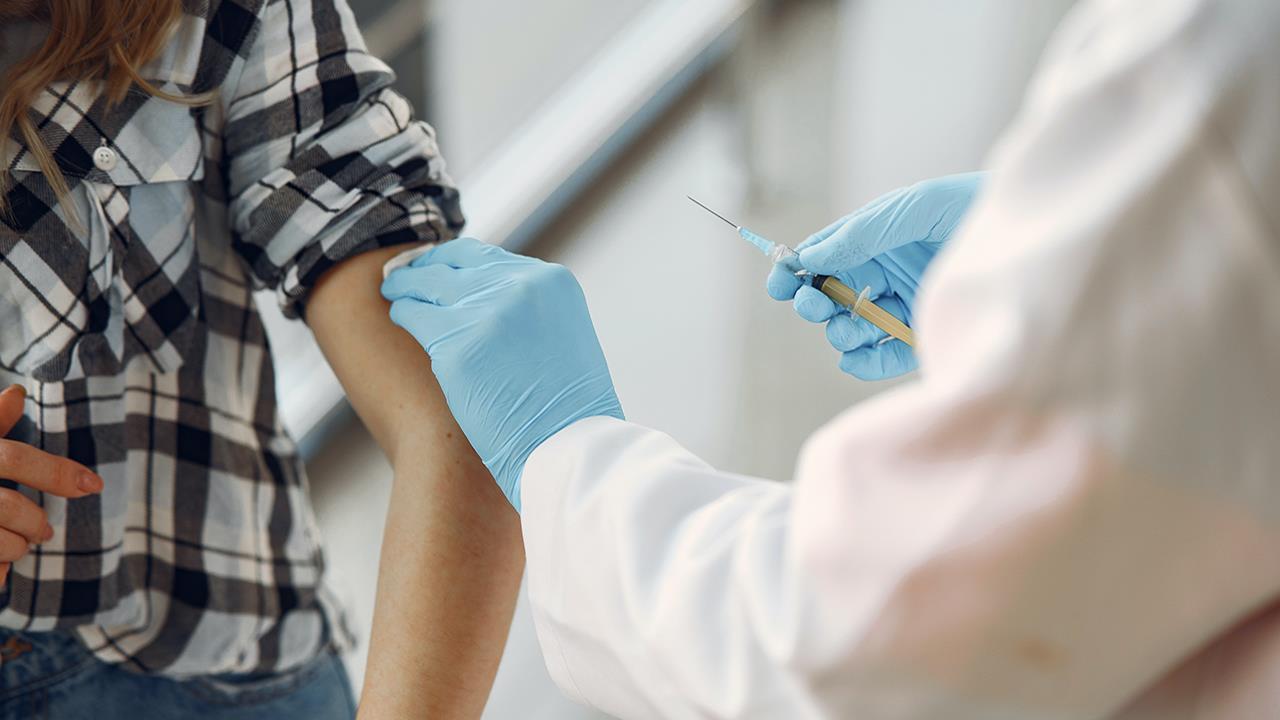 Εμβολιασμός κατά της γρίπης και της covid-19 την ίδια ημέρα: Τι έδειξε έρευνα