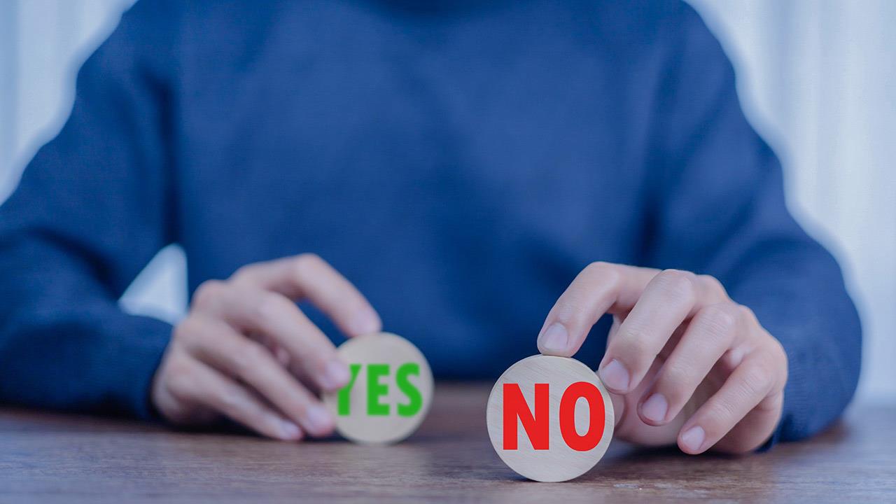 Ξέρουμε ότι θέλουμε να πούμε όχι. Γιατί τελικά λέμε ναι;