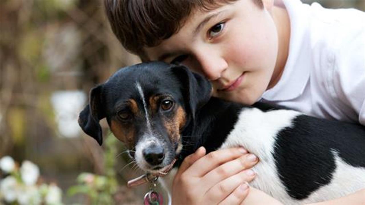 Παιδιά με αυτισμό μπορεί να ωφεληθούν από την παρέα με ένα σκύλο