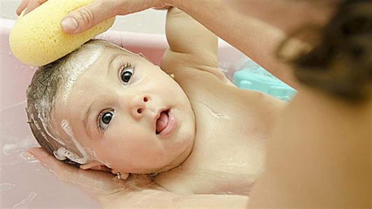 Πώς να κάνετε το μωρό σας μπάνιο με το σφουγγάρι