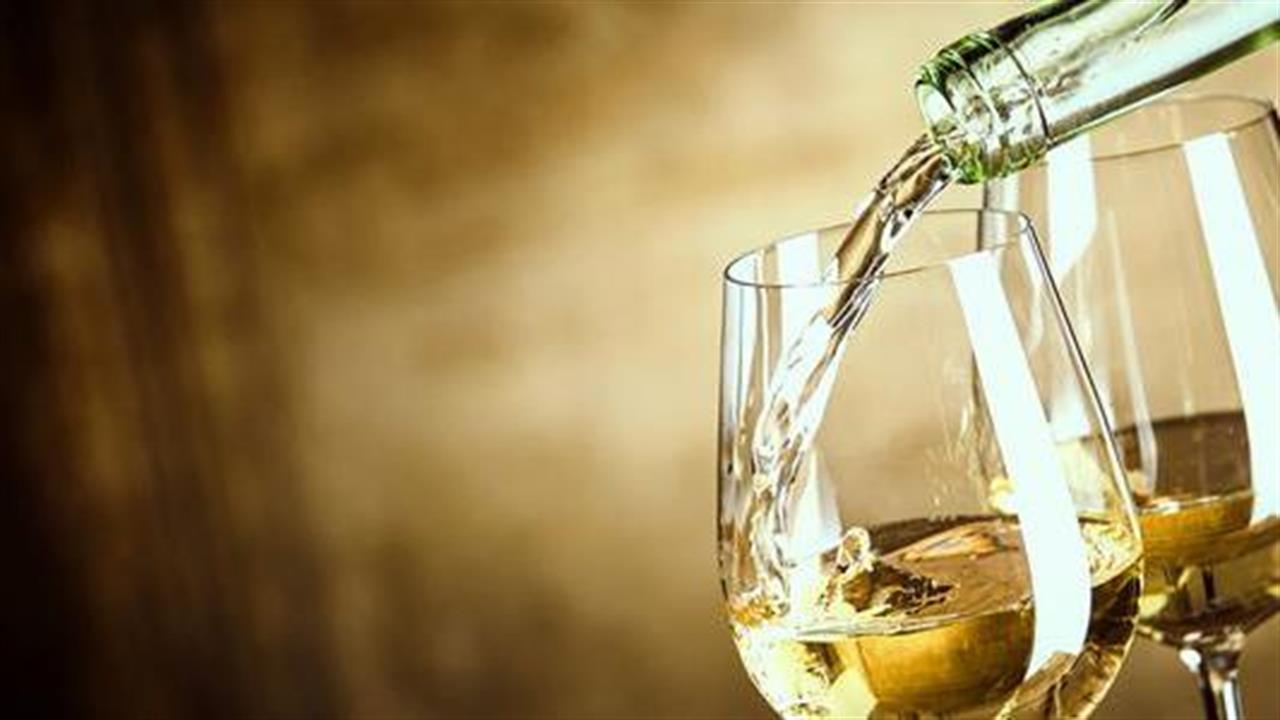 Έρευνα συνδέει το λευκό κρασί με αυξημένο κίνδυνο μελανώματος