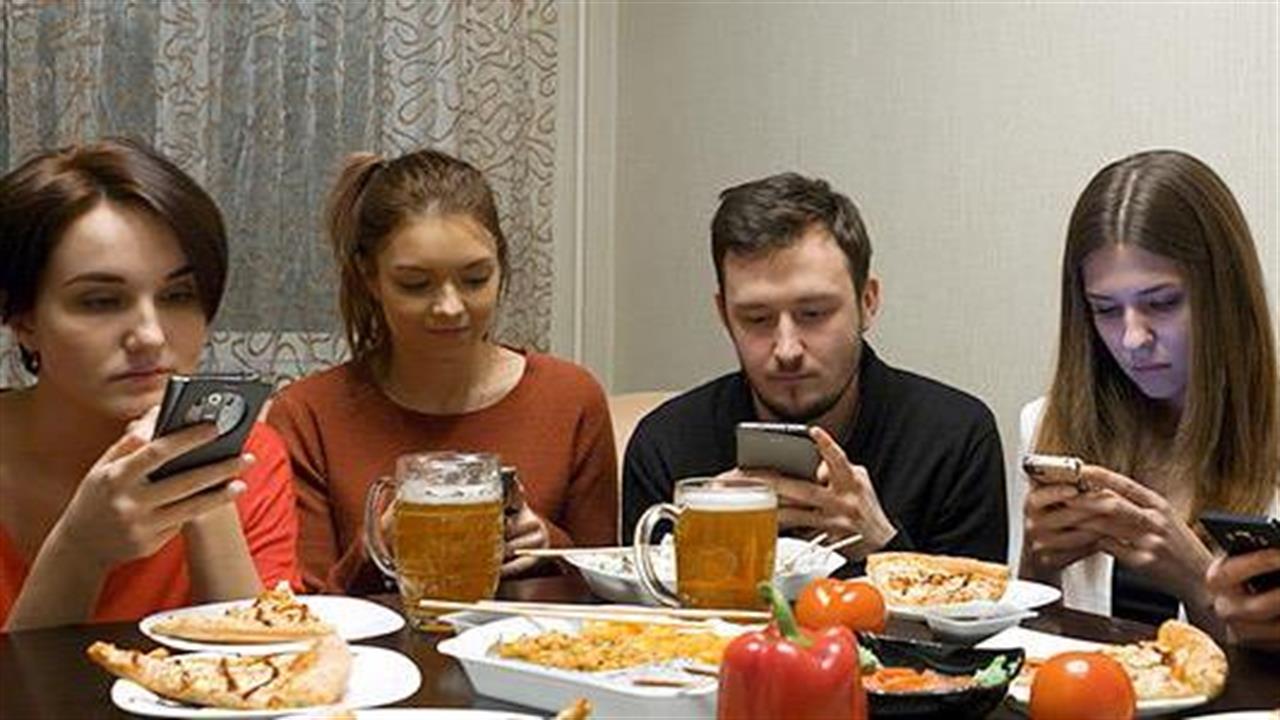 Η τεχνολογία αποσπά το μισό χρόνο των οικογενειών την ώρα του γεύματος