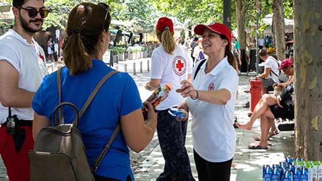 Ο Ελληνικός Ερυθρός Σταυρός δίπλα στους πολίτες τις ημέρες του καύσωνα